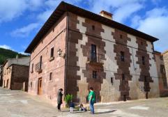 Hostal Ioar: Una Casa Rural para Familias en Navarra