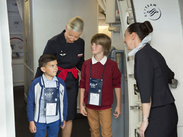 Niños que viajan solos en avión