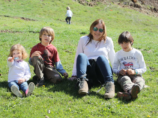 Lou con sus hijos
