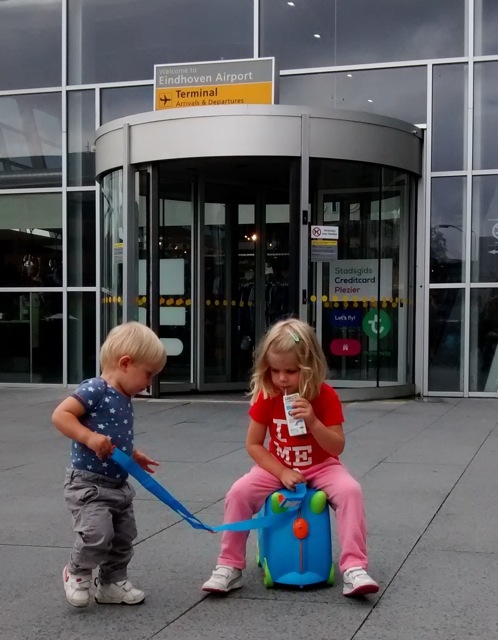 Maleta trunki en el aeropuerto de Eindhoven